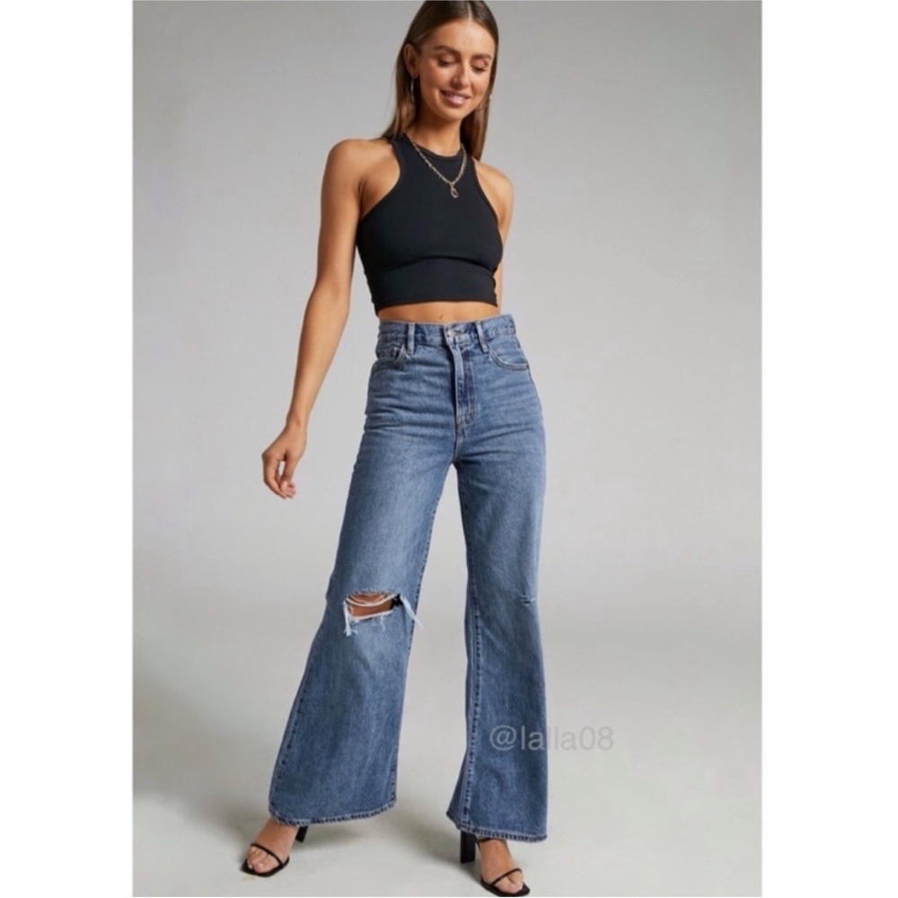 Levi’s Distressed Super High Rise Flare 27 x 32​